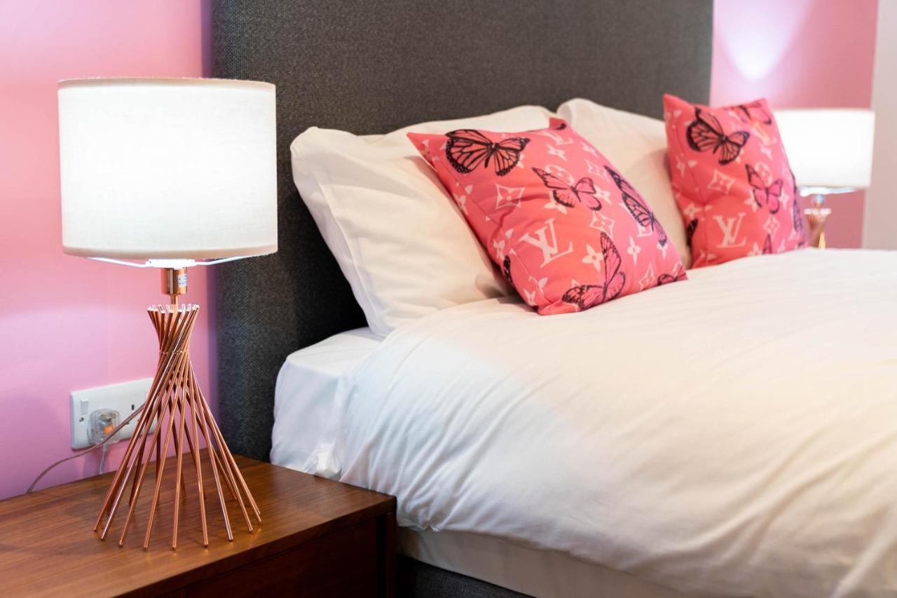 Maevela Apartments ☆ Pink Luxury Apartment With Balcony - Birmingham City Centre - 5 Min Walk From Bullring, Cube, Mailbox, New Street Station - Free Netflix & Wifi المظهر الخارجي الصورة