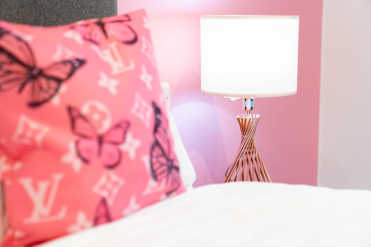 Maevela Apartments ☆ Pink Luxury Apartment With Balcony - Birmingham City Centre - 5 Min Walk From Bullring, Cube, Mailbox, New Street Station - Free Netflix & Wifi المظهر الخارجي الصورة
