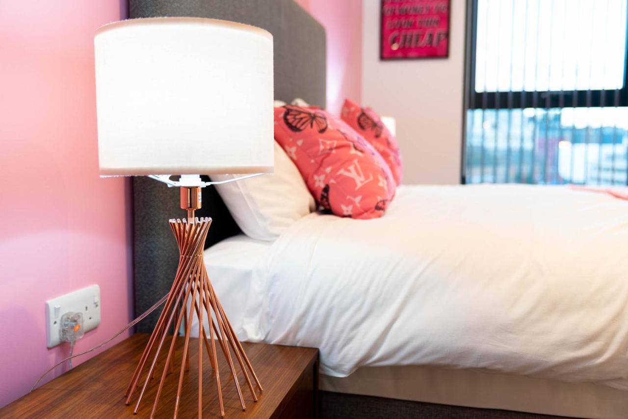 Maevela Apartments ☆ Pink Luxury Apartment With Balcony - Birmingham City Centre - 5 Min Walk From Bullring, Cube, Mailbox, New Street Station - Free Netflix & Wifi المظهر الخارجي الصورة