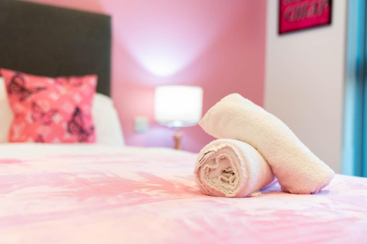 Maevela Apartments ☆ Pink Luxury Apartment With Balcony - Birmingham City Centre - 5 Min Walk From Bullring, Cube, Mailbox, New Street Station - Free Netflix & Wifi المظهر الخارجي الصورة